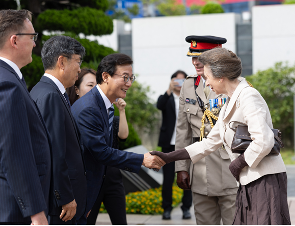 부산시, 영국 앤 공주 영접… 한·영 우호와 보훈의 의미 되새겨