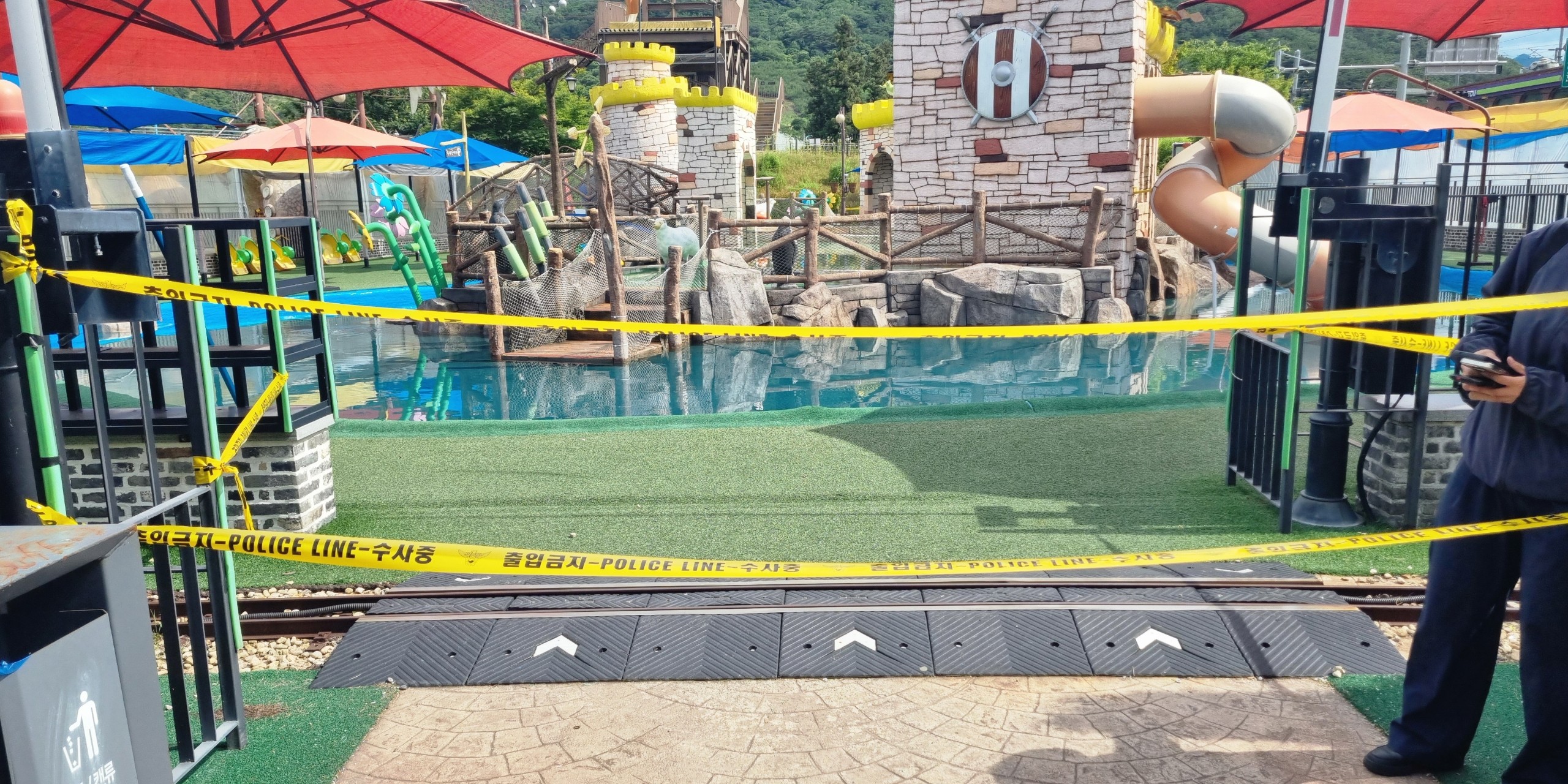 전남도 관계자가 곡성 테마파크 물놀이 시설에서 특별안전점검을 실시하고 있다.
