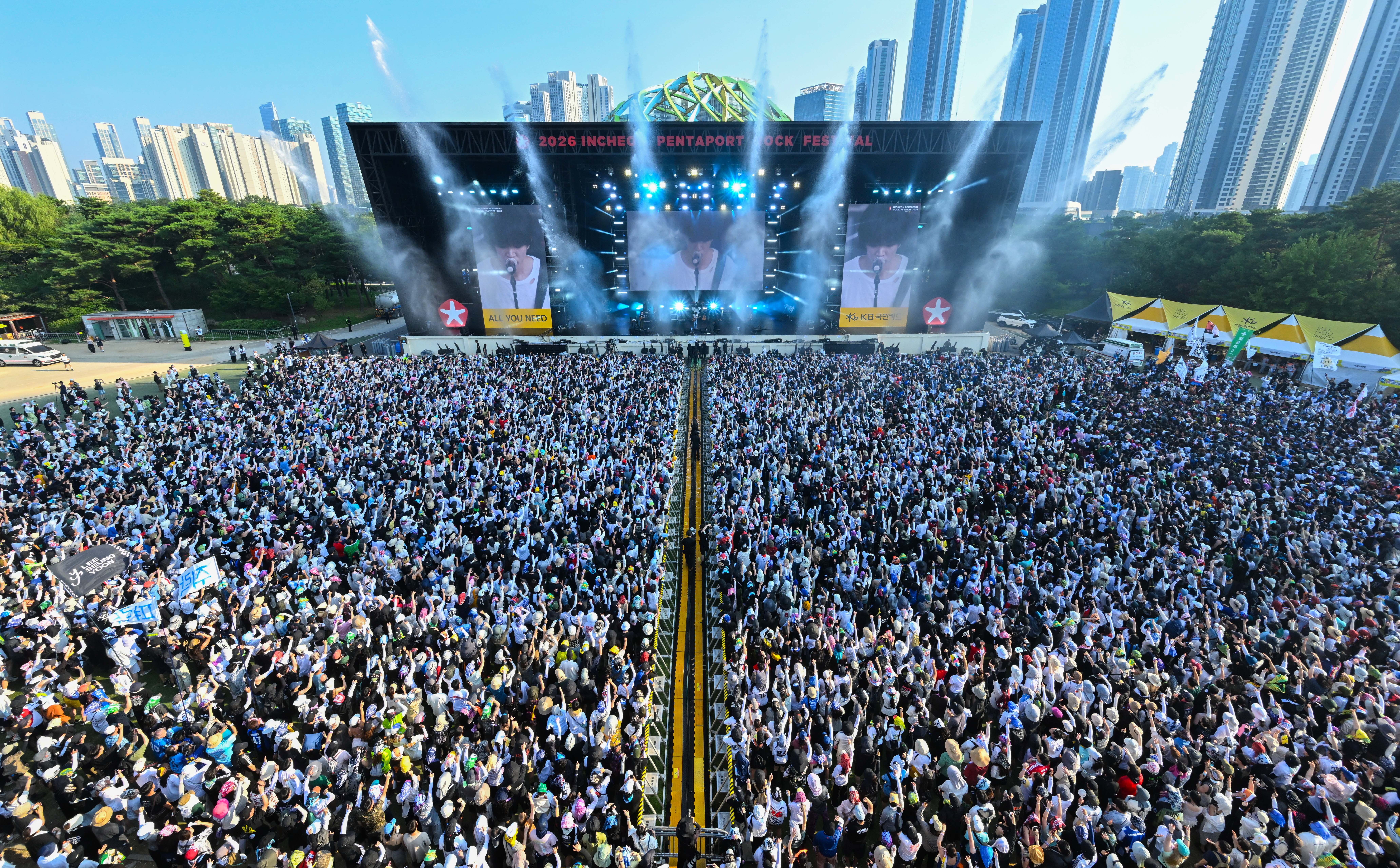 ‘2026 인천펜타포트 락 페스티벌’ 폭염 뛰어넘은 15만 떼창과 슬램… 글로벌 문화관광축제