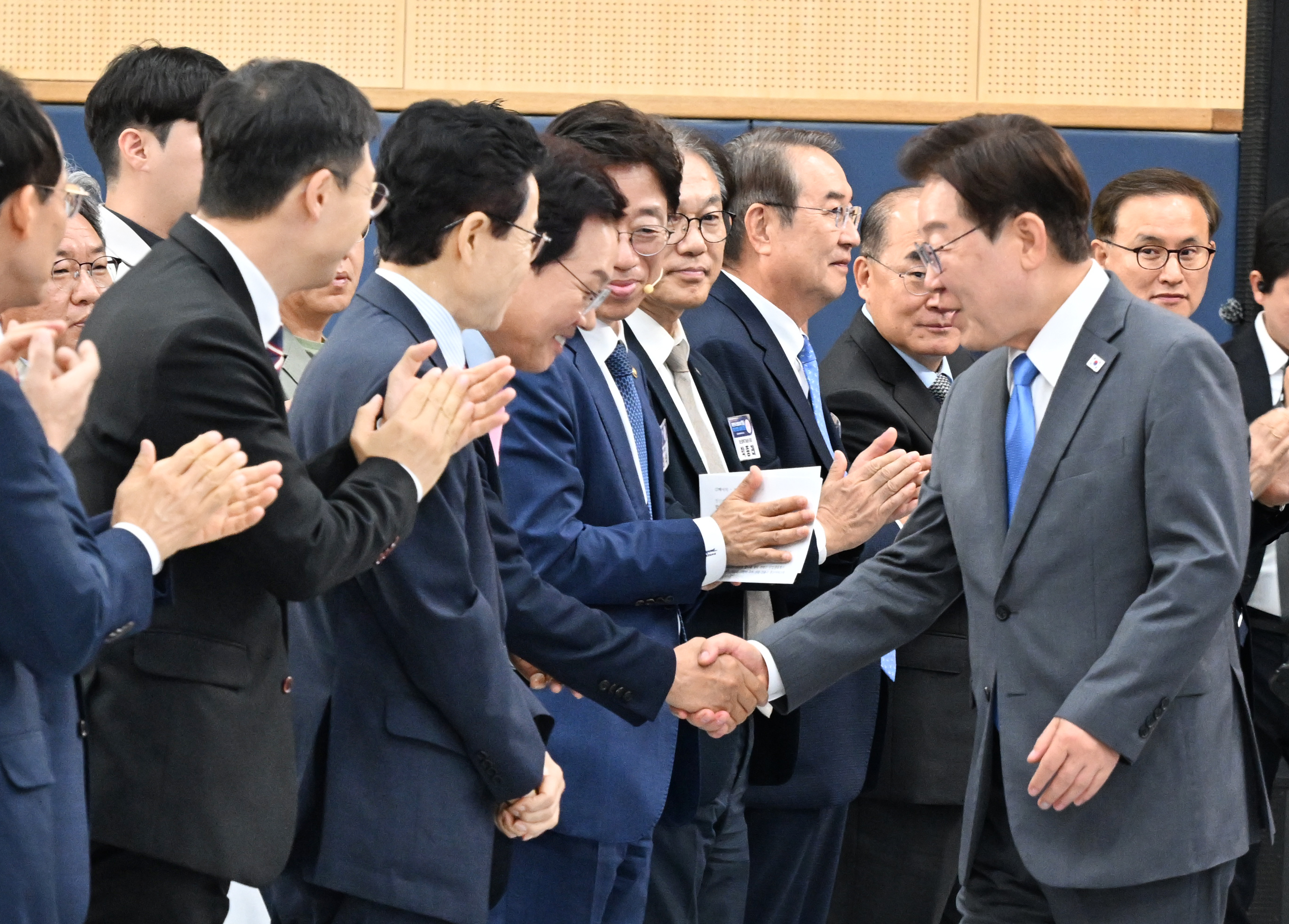 “경남도는 투자기업에 대해 행정적인 지원 최선 다할 것임”... 박완수 지사, ‘영남권 첨단산업 발전비전 보고회’ 참석