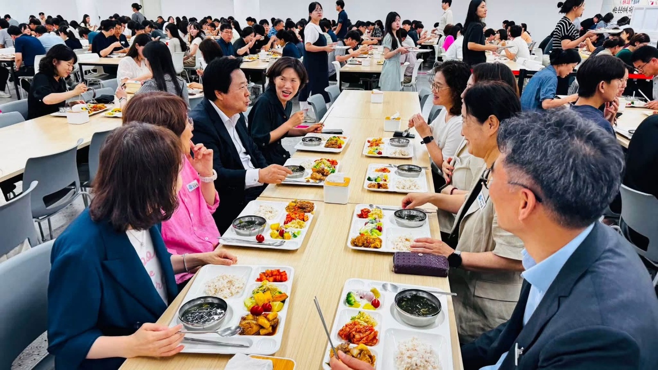‘따뜻한 한 끼, 활기찬 일터’강기윤 창원특례시장, 직원들과 구내식당에서 격의 없는 소통