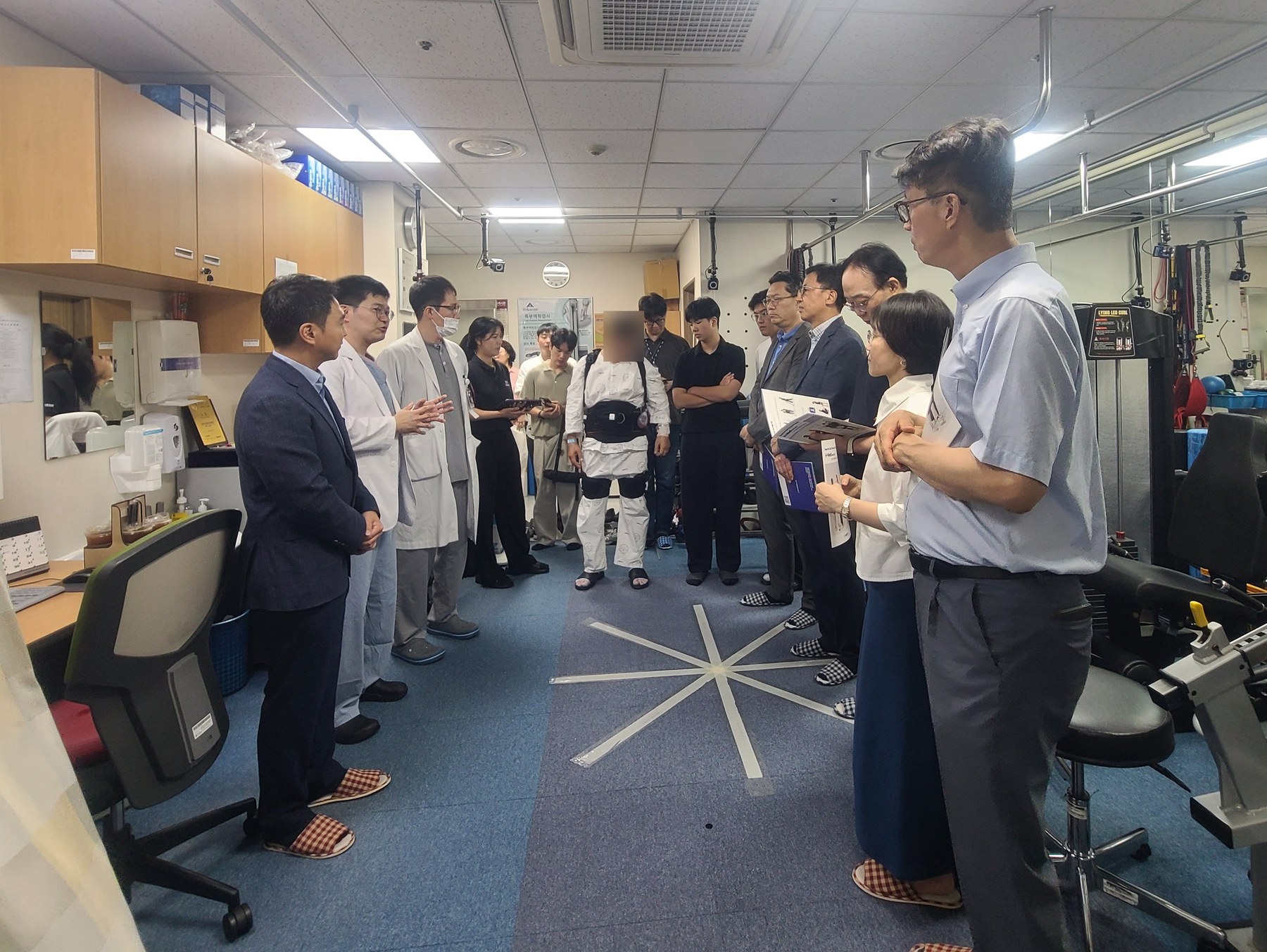 서울시가 고려대 안암병원에서 AI 돌봄서비스 현장 점검 및 기업 간담회를 진행했다