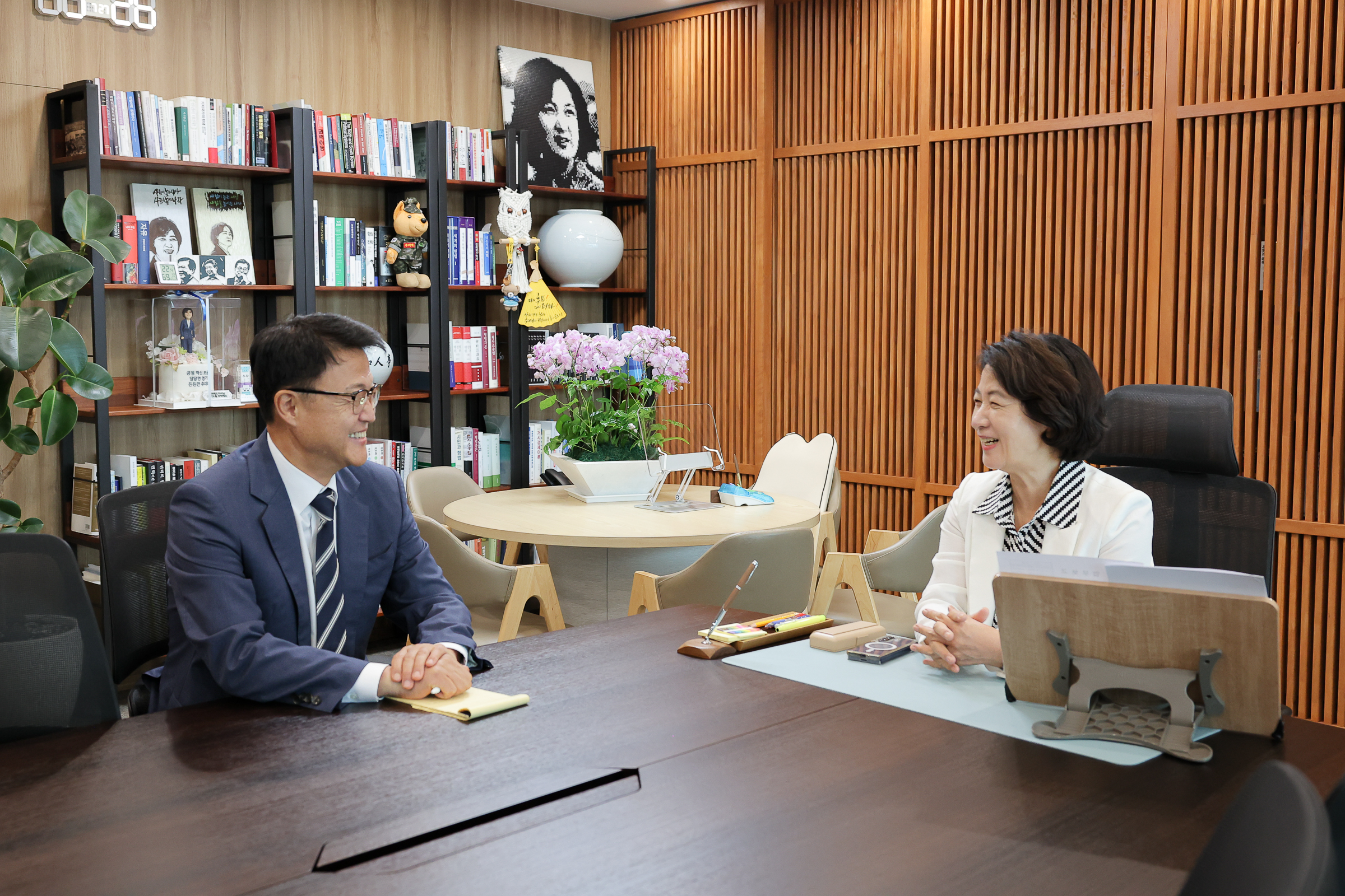 주형철 신임 경기도 경제부지사가 7월 27일 경기도청에서 임명장을 받고 있다