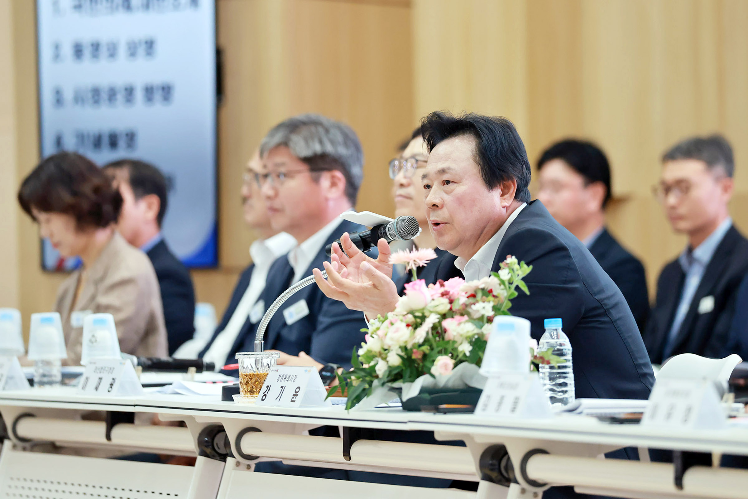 강기윤 창원특례시장, 마산합포구민과 ‘종이비행기’로 소통의 벽 허물다
