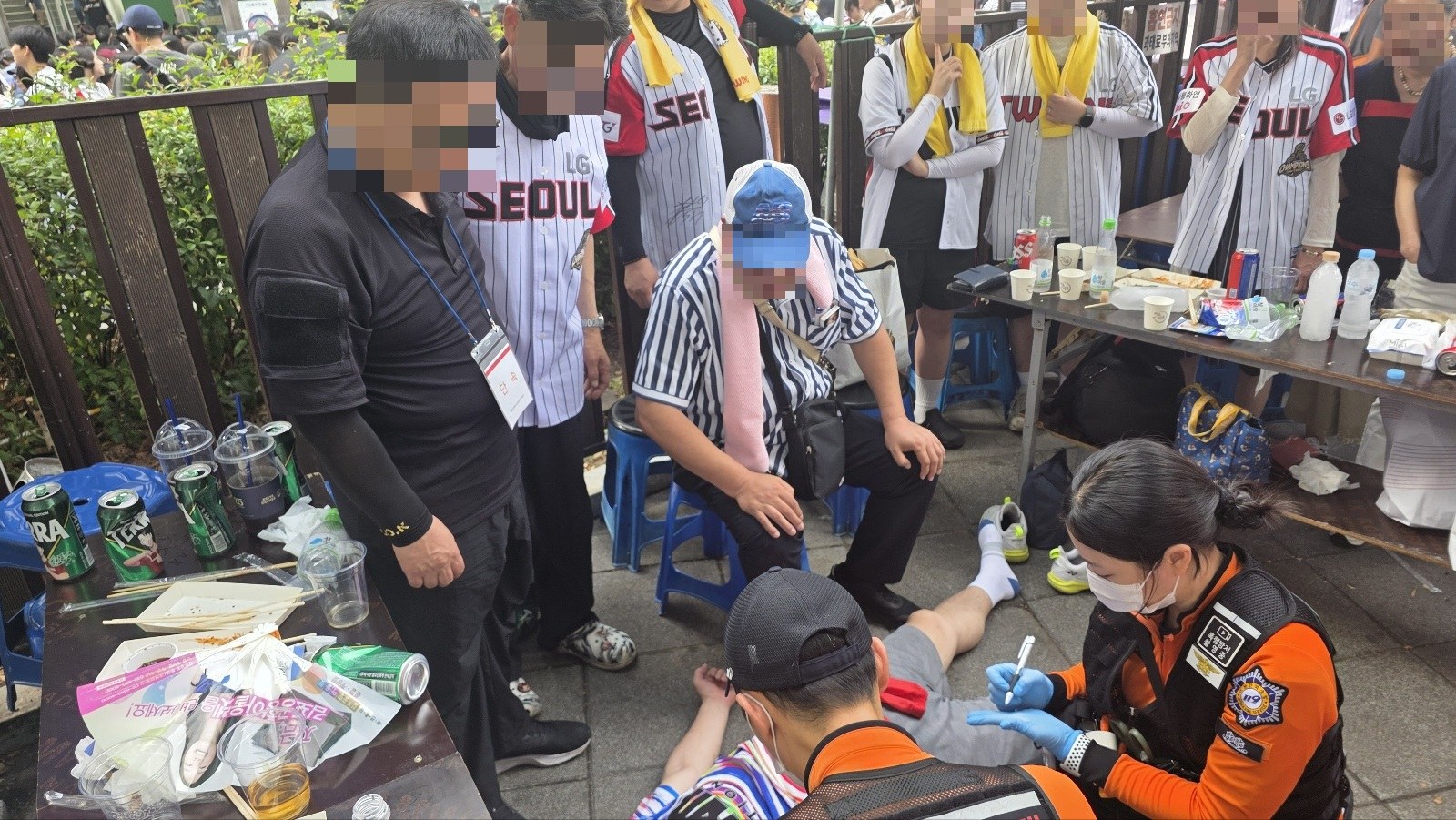 서울시 잠실야구장 노점단속 용역팀, 쓰러진 70대 야구팬 긴급 구조