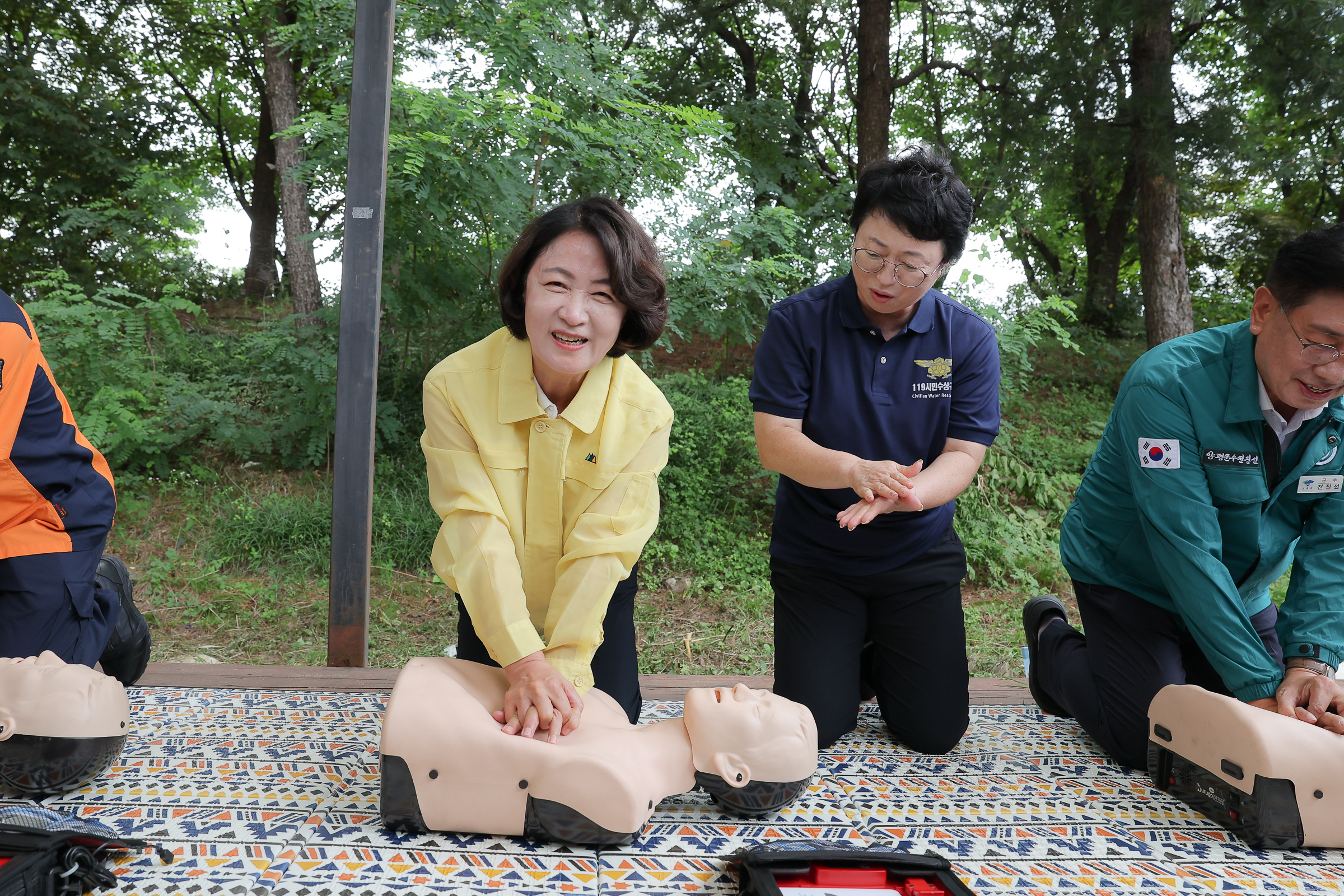 추미애 지사가 양평 광탄리 유원지에서 물놀이 안전 점검을 진행하고 있다.